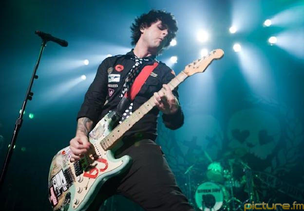 Green-Day-Billy-Joe-Armstrong-concer